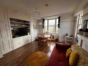 Living area - Charming Art Deco Flat in Bayswater – Bright, Stylish & Central London Stay (London)