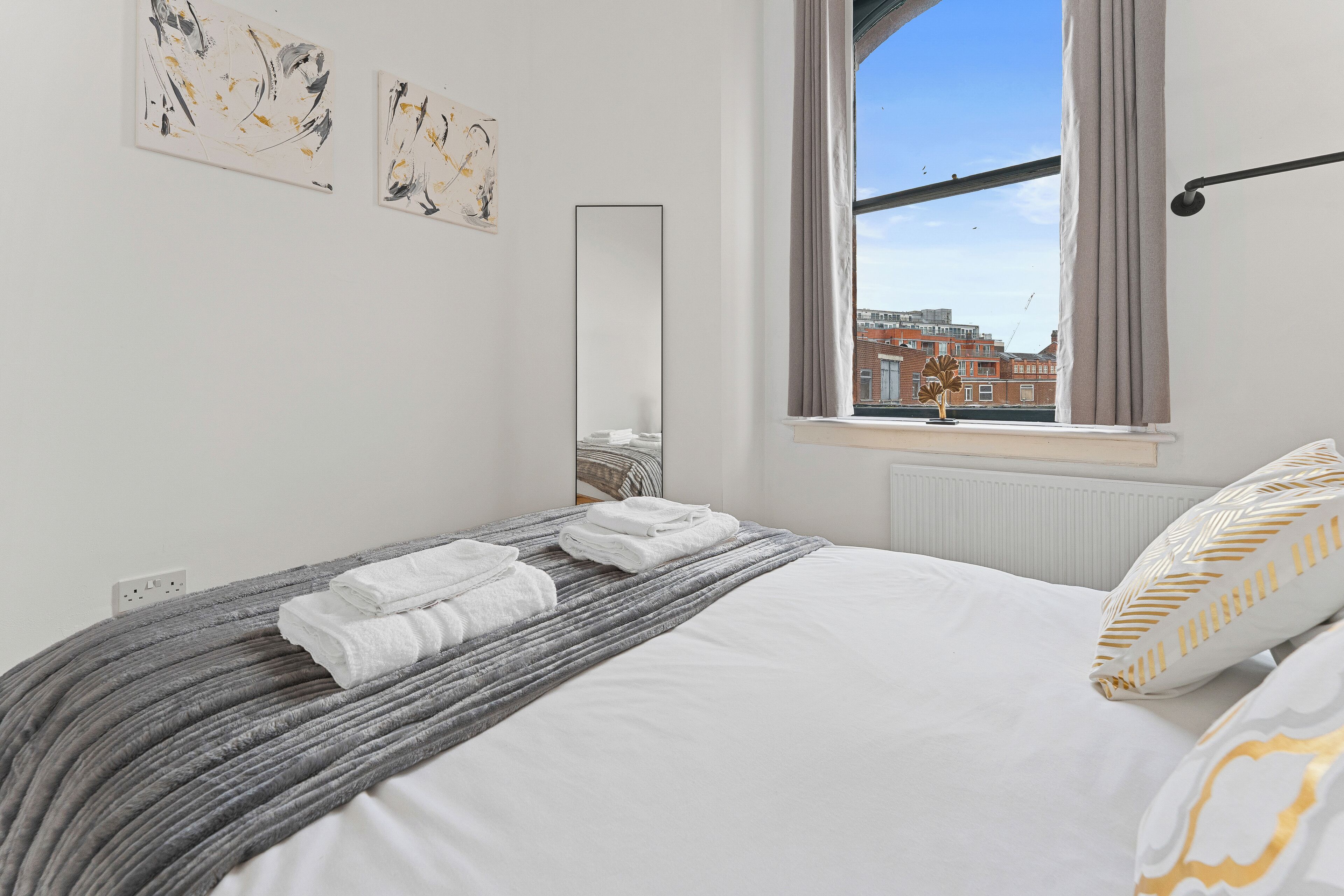 3 bedrooms, iron/ironing board, internet, bed sheets