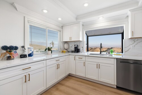 Modern 4BR/3BA • 6 Beds • Scenic Mountain Views