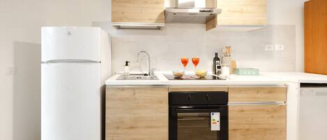 Microondas, horno, placa de cocina y lavavajillas