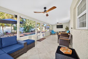 Outdoor dining - Luxury tampa home.Heated Pool&Game Room (Tampa)