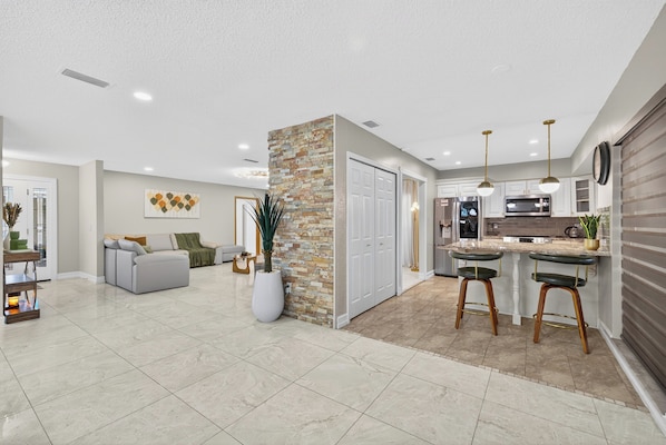Smart TV, table football - Luxury tampa home.Heated Pool&Game Room (Tampa)