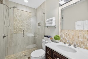 Shower, hair dryer, towels, soap - Luxury tampa home.Heated Pool&Game Room (Tampa)