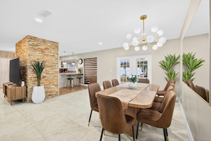 Dining - Luxury tampa home.Heated Pool&Game Room (Tampa)