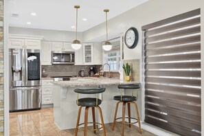 Fridge, microwave, oven, dishwasher - Luxury tampa home.Heated Pool&Game Room (Tampa)