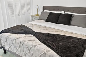 4 bedrooms, desk, iron/ironing board, free WiFi - Luxury tampa home.Heated Pool&Game Room (Tampa)