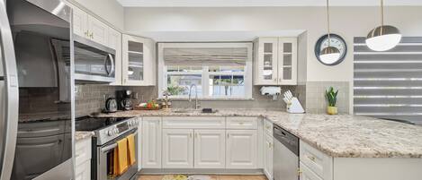 Refrigerador, microondas, horno y lavavajillas