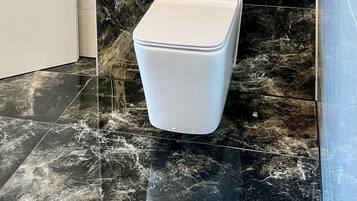 Dusche, Haartrockner, HandtĂŒcher, Seife