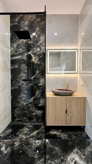 Dusche, Haartrockner, Handtücher, Seife