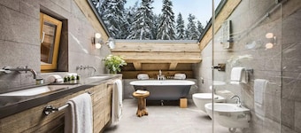 CHALET VALEONA - Five Bedroom Chalet, Sleeps 10