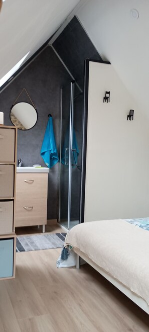 1 bedroom, bed sheets - Lovely gîte in Normandy, Cotentin, close to the sea, Cherbourg and sainte mère église. (Quettehou)