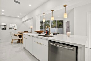 ثلاجة، ميكروويف، فرن، موقد طهي مسطح