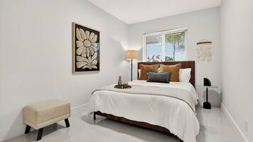 4 habitaciones, escritorio y tabla de planchar con plancha