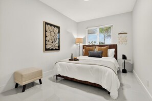 4 عدّة غرف نوم ومكتب ومكواة/لوح كي وسرير سفر