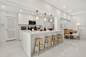 Frigorífic, microones, forn i placa de cuina 