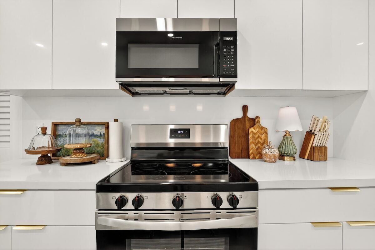 冷蔵庫、電子レンジ、オーブン、コンロ