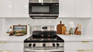 Refrigerador, microondas, horno y parrilla de estufa