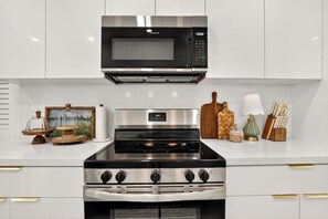 ثلاجة، ميكروويف، فرن، موقد طهي مسطح