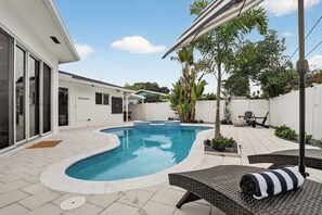 Een buitenzwembad en een verwarmd zwembad