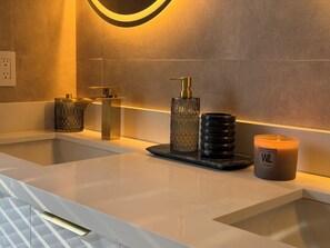 Sèche-cheveux, serviettes fournies, savon, shampoing