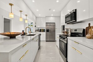 冷蔵庫、電子レンジ、オーブン、コンロ