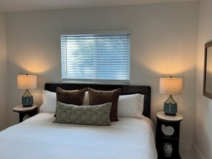 4 chambres, bureau, fer et planche à repasser, lit parapluie