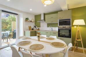 Fridge, microwave, oven, stovetop - Cosy house with terrace in the heart of Munster (Munster)