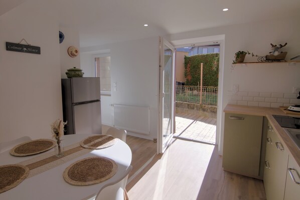 Jääkaappi, mikroaaltouuni, uuni, liesi