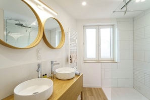 Shower, hair dryer, towels, soap - Cosy house with terrace in the heart of Munster (Munster)