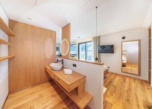 Regadera, secadora de cabello, bidet, toallas 