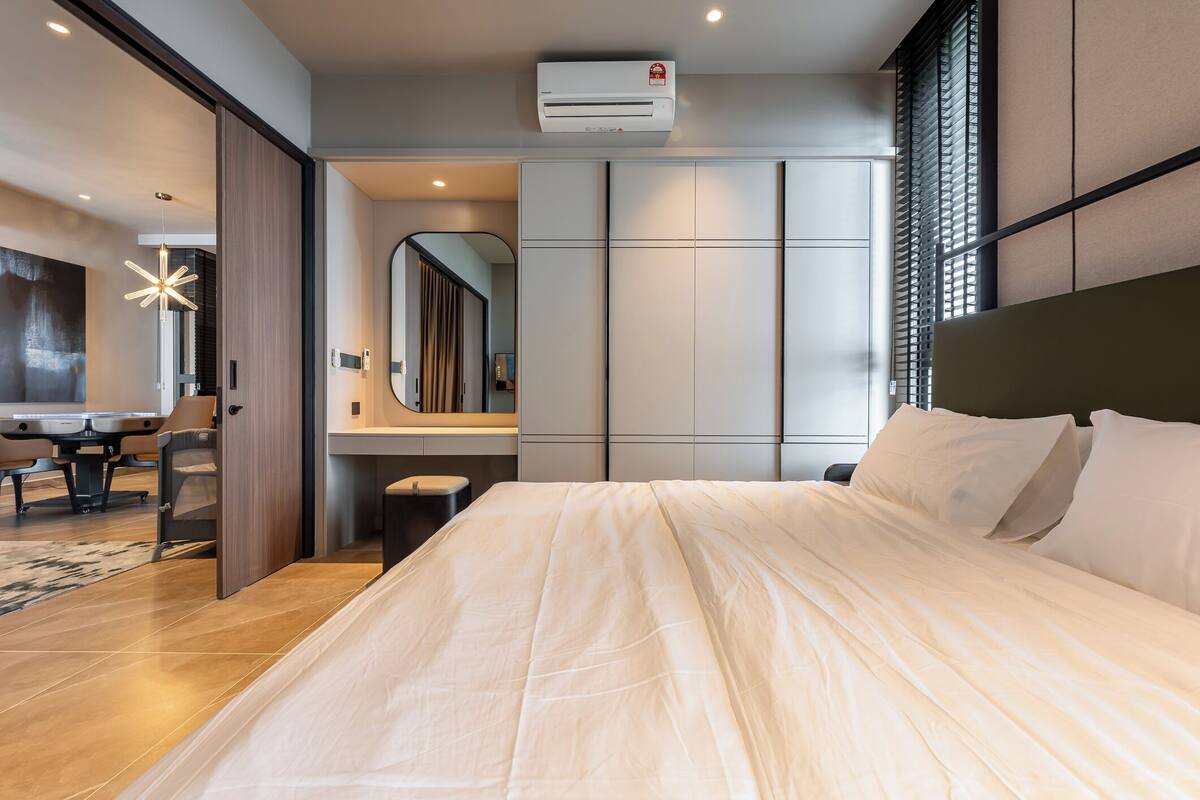 Een moderne hotelkamer met een groot bed, een bureau en een badkamer.