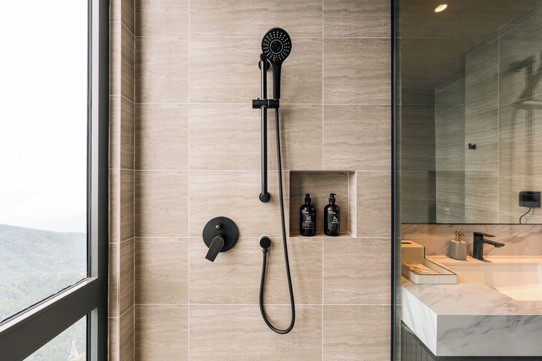 Une salle de bain moderne avec une douche, un lavabo et un miroir.