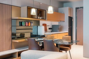 Refrigerador, placa de cocina, artículos de limpieza