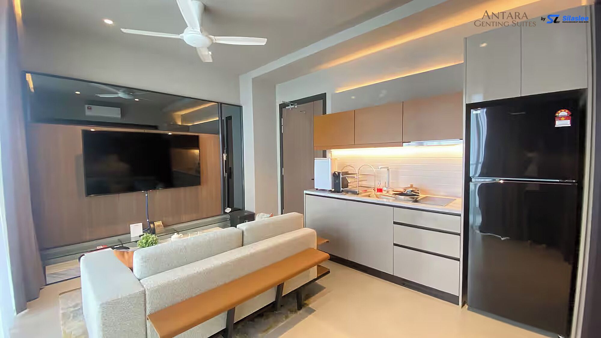 Honeymoon Studio Suite, 1 King Bed | Private kitchen