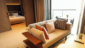 蜜月開放式套房, 1 張特大雙人床 | 客廳 | 65 吋智能電視連精選電視頻道