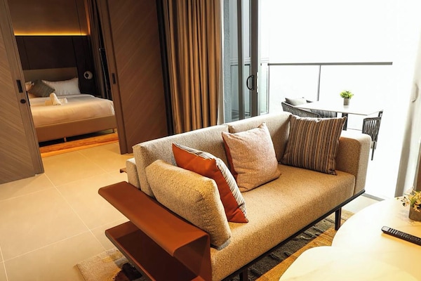 Studio Suite Bulan Madu, 1 Tempat Tidur King | Area keluarga | Smart TV 65-inci dengan saluran TV premium