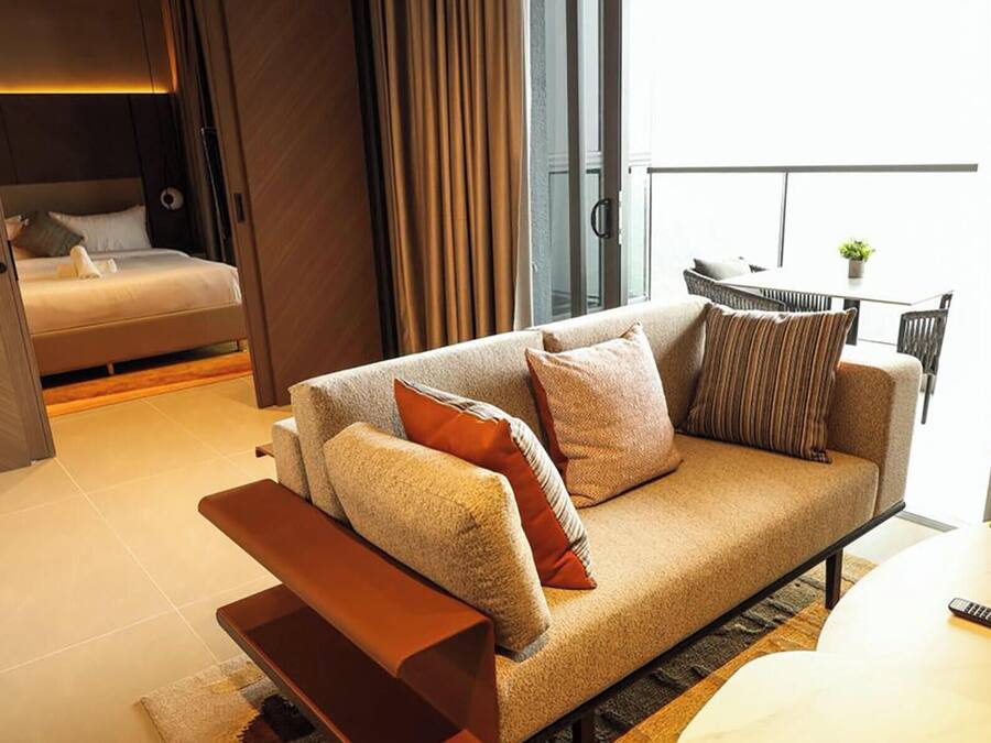 Honeymoon-Studiosuite, 1 King-Bett | Wohnbereich | 65-Zoll-Smart-TV mit Premium-TV-Sendern