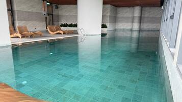 2 kolam renang indoor