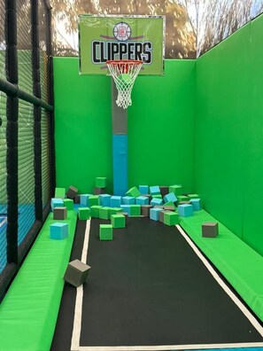 Área de juegos infantiles bajo techo