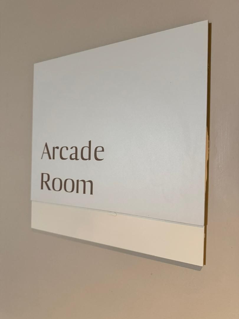 Een bord met de tekst 'Arcade Room'.