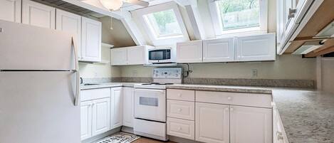 Een koelkast, een microgolfoven, een oven, een kookplaat