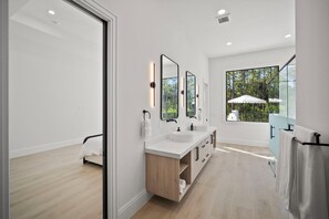 5 Schlafzimmer, Reisekinderbett, kostenloses WLAN, Bettwäsche