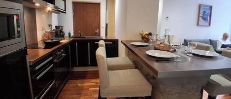 冰箱、微波炉、烤箱、炉灶