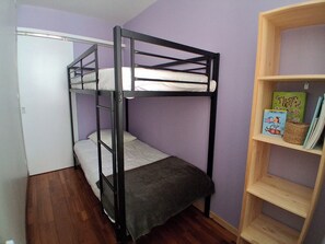 2 chambres, fer et planche à repasser, lit de bébé portatif