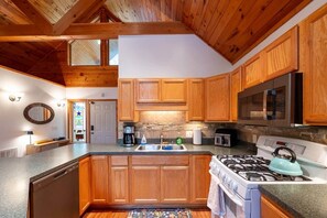 雪櫃、微波爐、焗爐、爐具