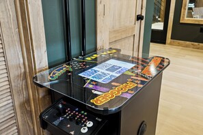 Games room - Sunshine Ridge - Luxury 4 BR cabin with Rooftop + Indoor Pool + Hot Tub + Sauna (Sevierville)