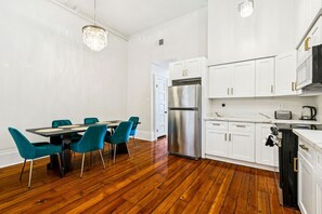 Fridge, microwave, oven, stovetop - Spacious Studio Suite 1 Block to the Streetcar (New Orleans)