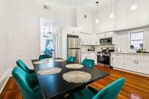 Dining - Spacious Studio Suite 1 Block to the Streetcar (New Orleans)