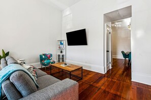 TV, books - Spacious Studio Suite 1 Block to the Streetcar (New Orleans)