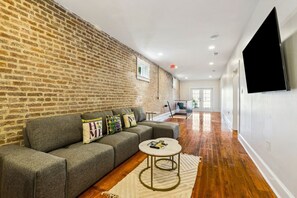 TV, books - Modern 3BR Luxury Condo 1 Block to Parade Route! (New Orleans)